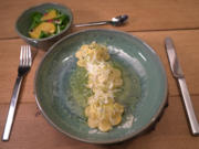 Ravioli mit Frischkäsefüllung, dazu Salat mit Orange und Granatapfel - Rezept - Bild Nr. 2