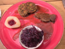 Wildschweinbraten mit Semmelknödel, Blaukraut und Birne - Rezept - Bild Nr. 2