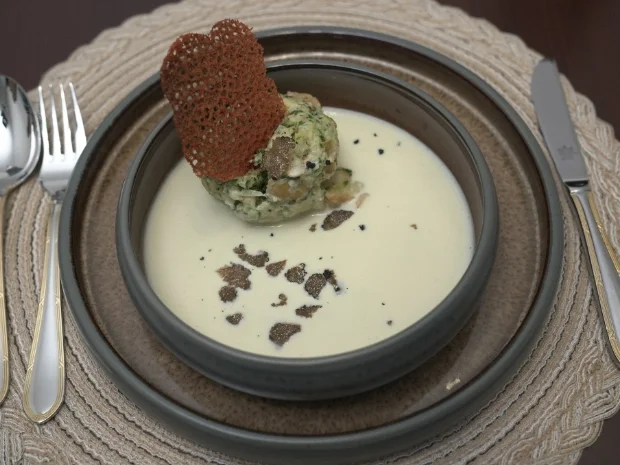 Rezept: Spinatknödel auf Parmesanschaum und frischer Trüffel Bild Nr. 17311 Spinatknödel auf Parmesanschaum und frischer Trüffel - Rezept - Bild Nr. 17311