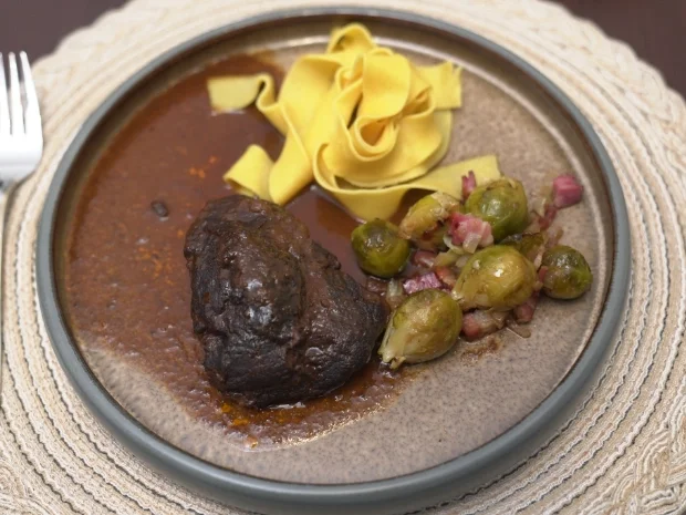 Rezept: Ochsenbäckchen im Portweinjus, karamellisierten Rosenkohl und Pasta Bild Nr. 17310 Ochsenbäckchen im Portweinjus, karamellisierten Rosenkohl und Pasta - Rezept - Bild Nr. 17310