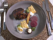 Gemüsepflanzerl mit Pesto, gefüllten Champignons und Parmesanchips - Rezept - Bild Nr. 17310