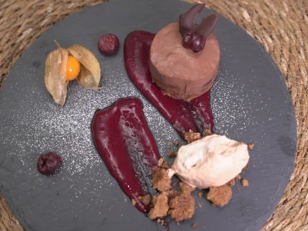 Törtchen mit Nougat-Sahne, Crumble und Kirschsoße - Rezept - Bild Nr. 2