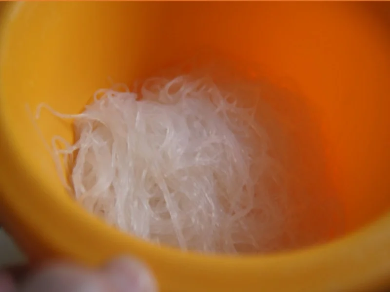 Rezept: Glasnudeln mit Chili und Garnelen Bild Nr. 4 Glasnudeln mit Chili und Garnelen - Rezept - Bild Nr. 4