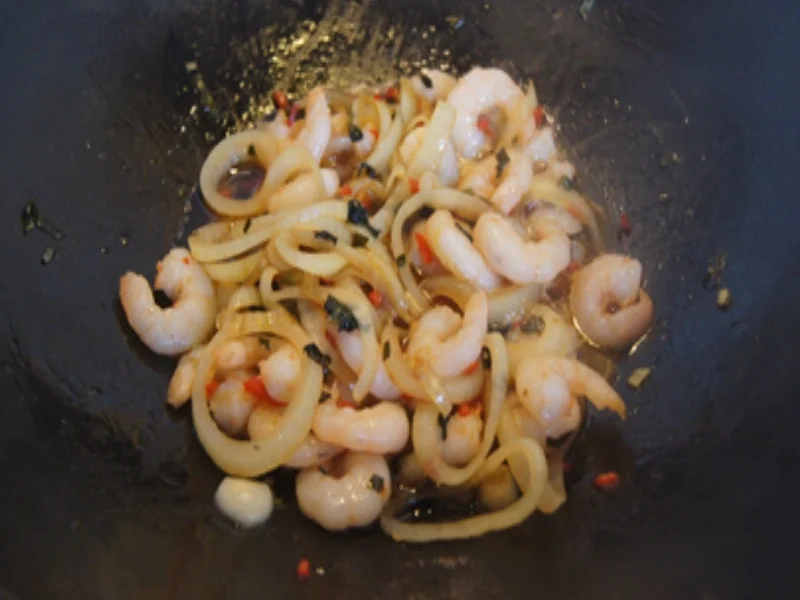 Rezept: Glasnudeln mit Chili und Garnelen Bild Nr. 11 Glasnudeln mit Chili und Garnelen - Rezept - Bild Nr. 11
