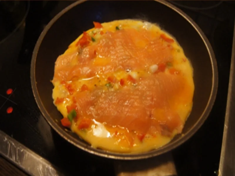 Paprika-Frühlingszwiebel-Lachs-Omelett - Rezept - Bild Nr. 17318