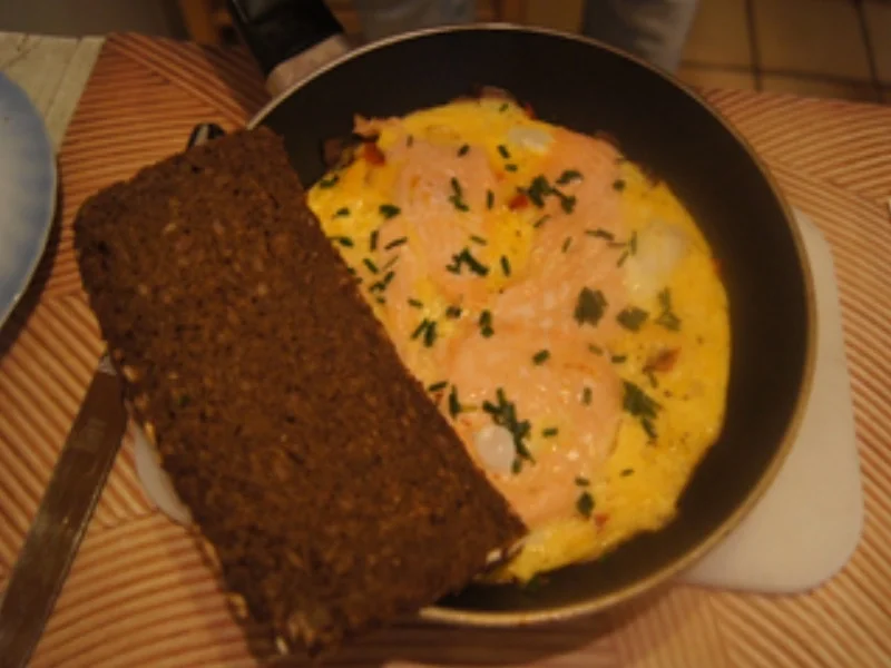Paprika-Frühlingszwiebel-Lachs-Omelett - Rezept - Bild Nr. 17320