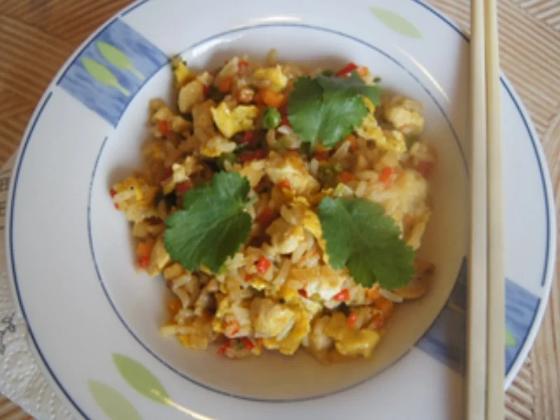 Gebratener Reis mit Hähnchenfleisch, Gemüse-zehnerlei und Ei - Rezept - Bild Nr. 17311