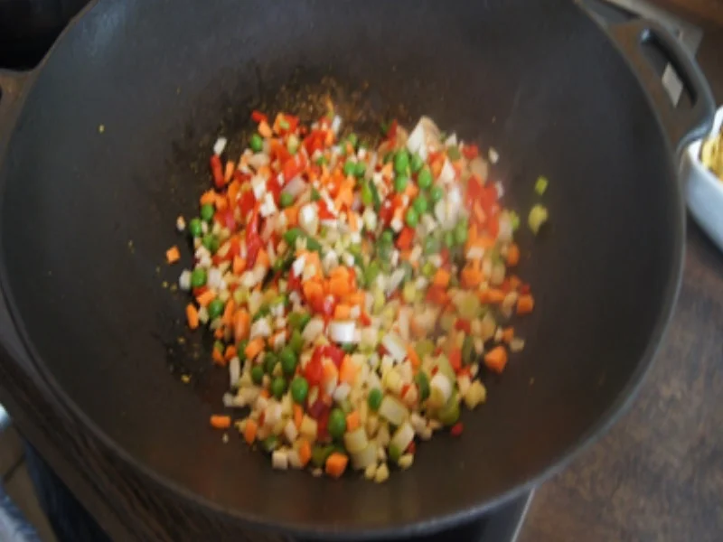 Gebratener Reis mit Hähnchenfleisch, Gemüse-zehnerlei und Ei - Rezept - Bild Nr. 17320