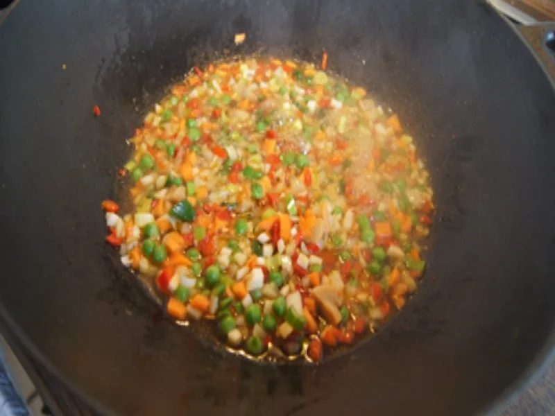 Gebratener Reis mit Hähnchenfleisch, Gemüse-zehnerlei und Ei - Rezept - Bild Nr. 17321