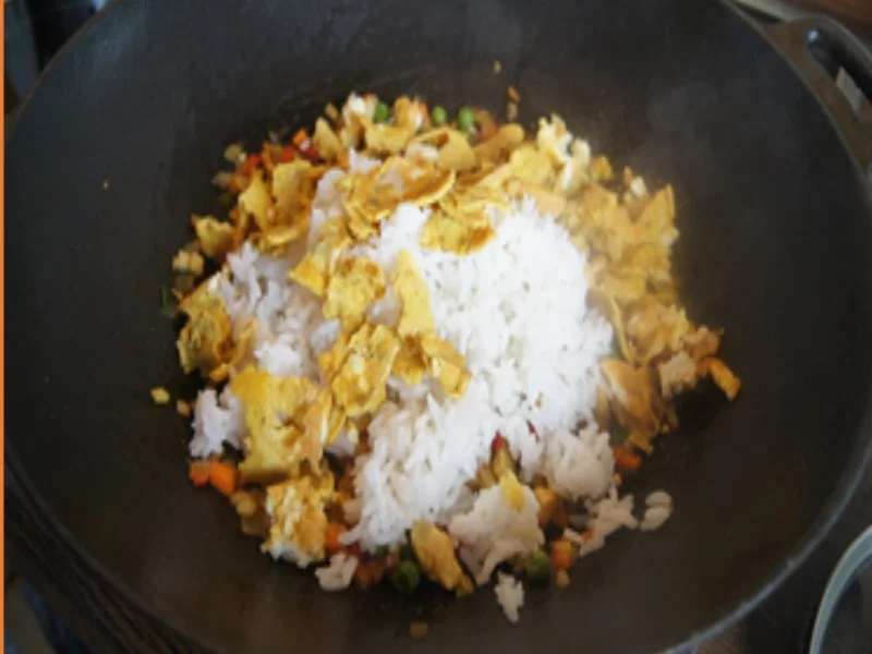 Gebratener Reis mit Hähnchenfleisch, Gemüse-zehnerlei und Ei - Rezept - Bild Nr. 17323