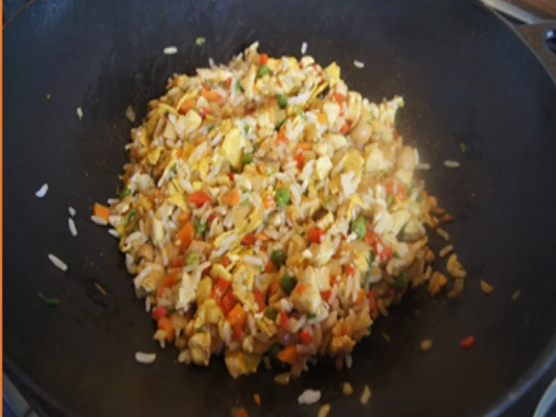 Gebratener Reis mit Hähnchenfleisch, Gemüse-zehnerlei und Ei - Rezept - Bild Nr. 17324