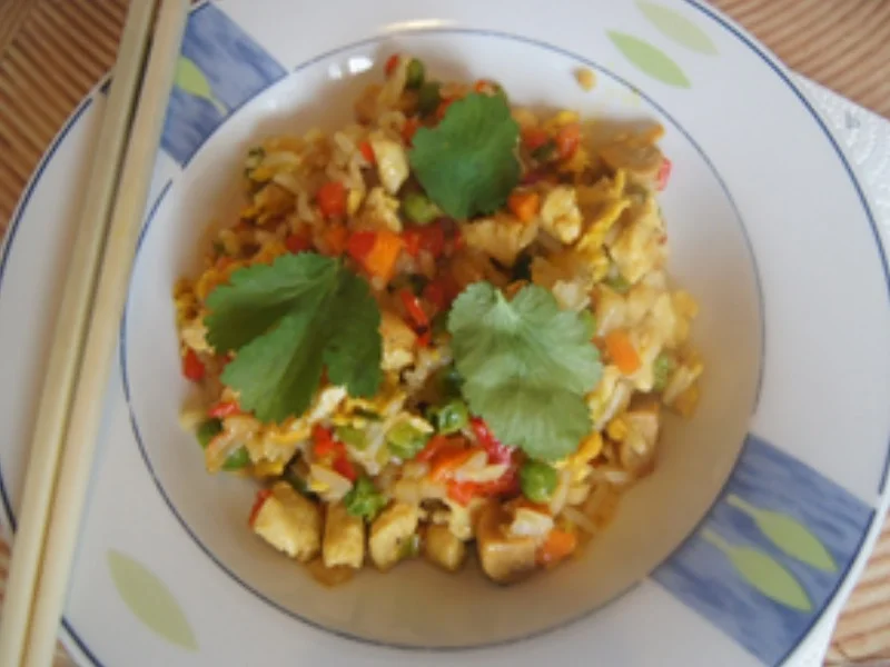 Gebratener Reis mit Hähnchenfleisch, Gemüse-zehnerlei und Ei - Rezept - Bild Nr. 17325