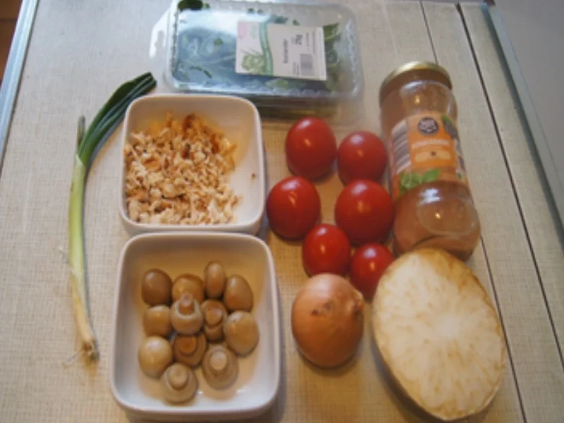 Asiatische Hühnersuppe mit Fleisch, Gemüse und Ei - Rezept - Bild Nr. 3