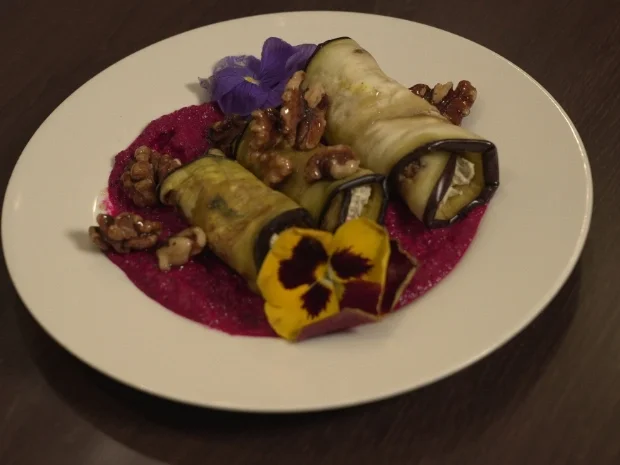 Auberginenrolle mit Frischkäse und Datteln auf Rote Bete-Mousse - Rezept - Bild Nr. 17314