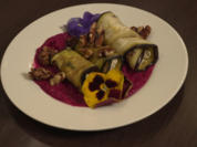 Auberginenrolle mit Frischkäse und Datteln auf Rote Bete-Mousse - Rezept - Bild Nr. 17314