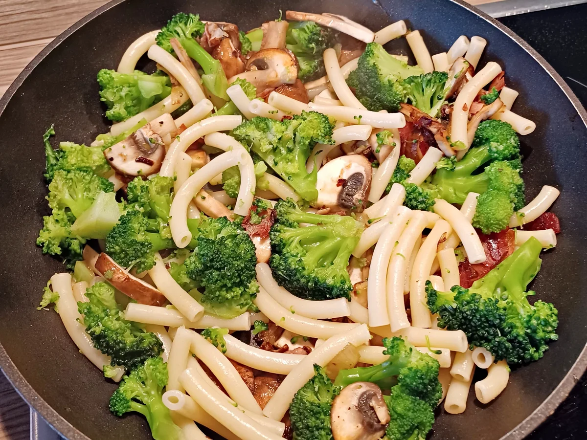 Nudel - Omelett mit Broccoli und Champignons - Rezept - Bild Nr. 6