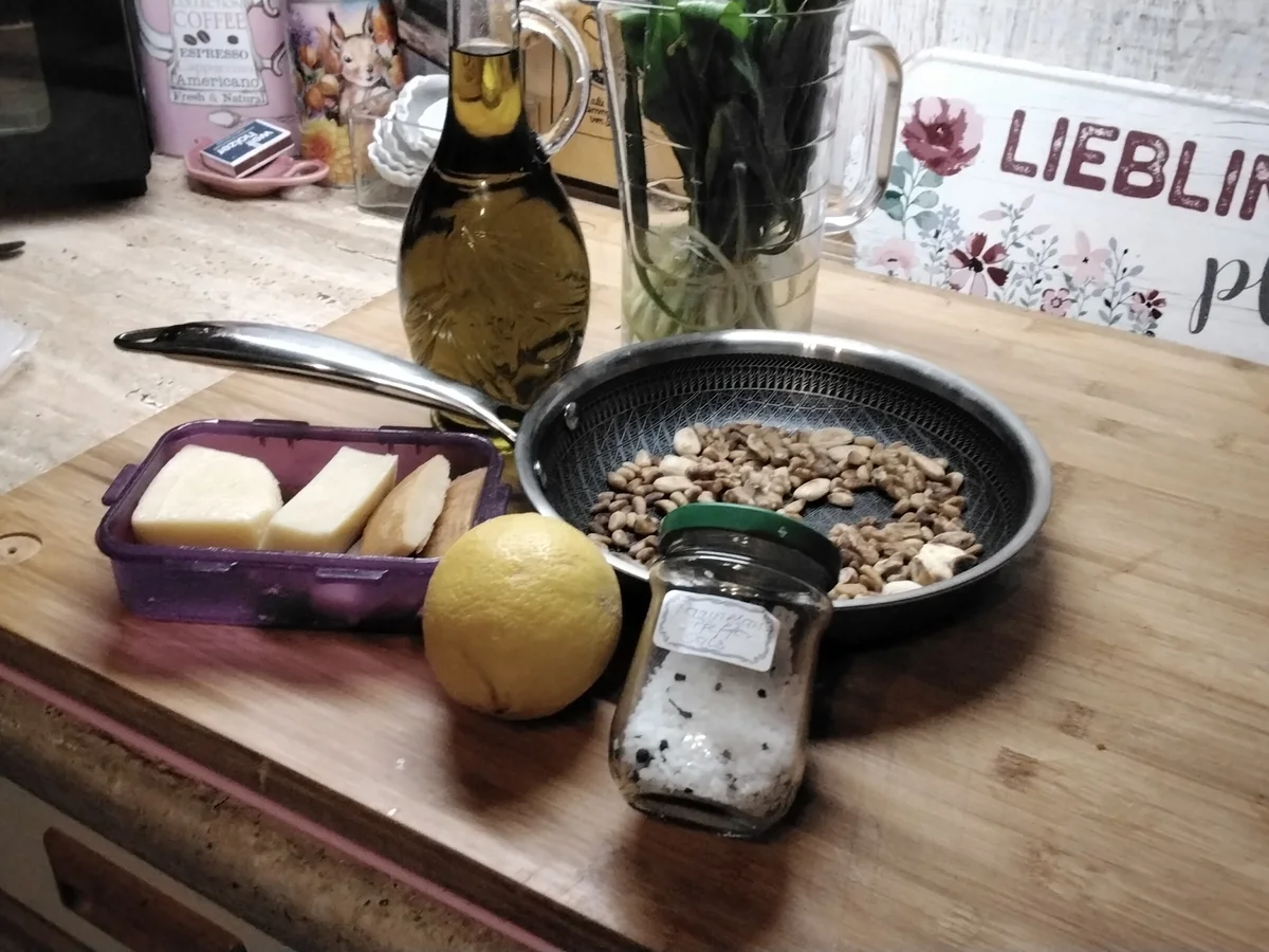 Rezept: Pesto mit Walnüssen und Mandeln Bild Nr. 17316 Pesto mit Walnüssen und Mandeln - Rezept - Bild Nr. 17316