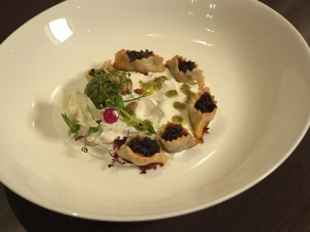 Mantı mit Pilzfüllung und Labnehcreme, dazu Salat - Rezept - Bild Nr. 17314