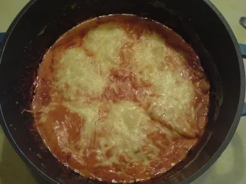 Schnitzel mit Metaxasoße und Käse überbacken - Rezept