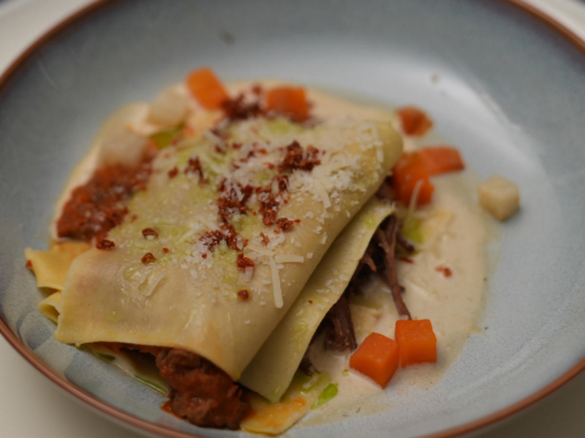Pulled Beef mit Ragù alla Bolognese, Frischkäsesauce und Gemüse - von ... Pulled Beef mit Ragù alla Bolognese, Frischkäsesauce und Gemüse - von ...