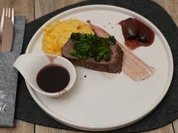 Rezept: Rinderfilet mit Rotwein-Schalotten-Soße, Kürbis-Risotto und Grünkohlchips Bild Nr. 17314 Rinderfilet mit Rotwein-Schalotten-Soße, Kürbis-Risotto und Grünkohlchips - Rezept - Bild Nr. 17314