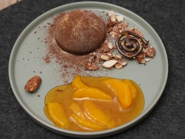 Rezept: Orangenlikörparfait in Schokohalbkugel mit Gewürzorangen und gebrannten Mandeln Bild Nr. 2 Orangenlikörparfait in Schokohalbkugel mit Gewürzorangen und gebrannten Mandeln - Rezept - Bild Nr. 2