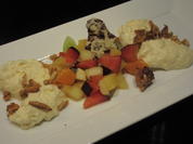 Dessert: Weiße Mousse auf Fruchtsalat und Mandelkrokant - Rezept - Bild Nr. 17323