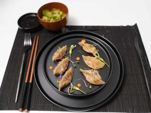Dumplings mit Pilz- und Kürbisfüllung, dazu Asia-Gurkensalat - Rezept - Bild Nr. 17323