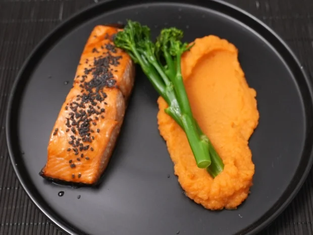 Teriyaki-Lachs mit Süßkartoffelpüree und Bimi - Rezept - Bild Nr. 2