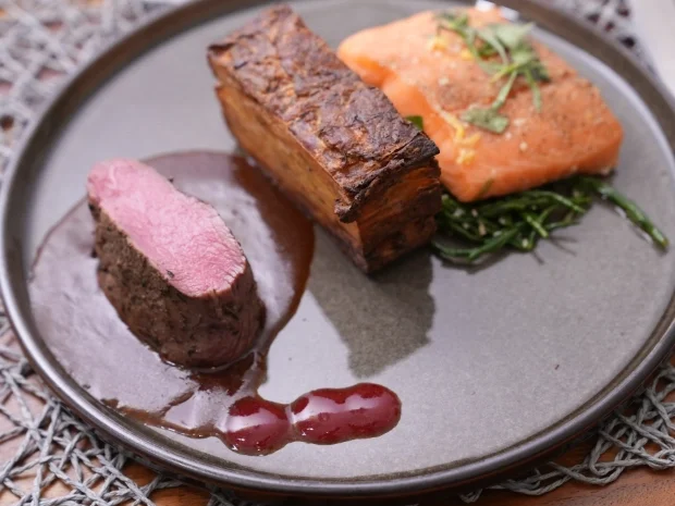 Surf and Turf vom Lachs und Wild, Salicornes und Kartoffel Millefeuille - Rezept - Bild Nr. 2