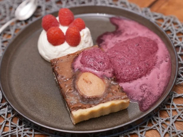 Schoko-Birnen-Tarte mit Kirschsorbet und Mascarponetörtchen - Rezept - Bild Nr. 17323