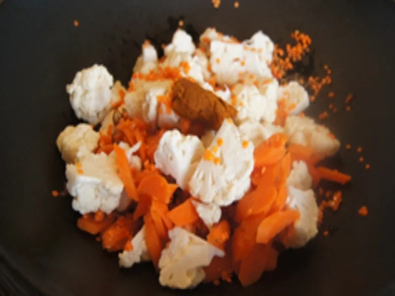 Blumenkohl-Möhren-Linsen-Datteln-Curry im Wok - Rezept - Bild Nr. 17328