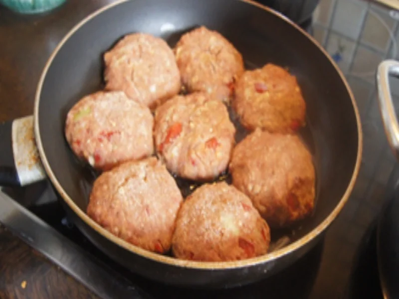 Paprika-Rindfleisch-Buletten mit Spargel und Kartoffeln - Rezept - Bild Nr. 17331