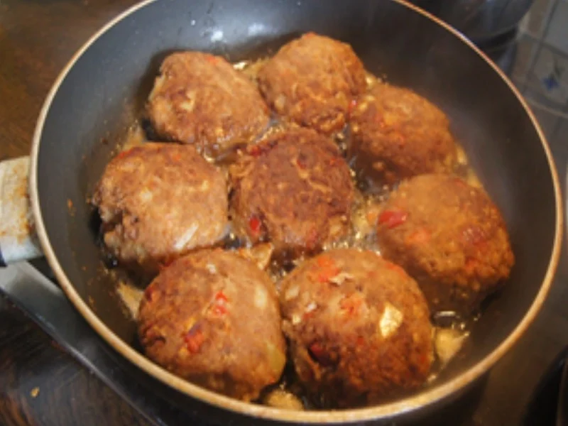 Paprika-Rindfleisch-Buletten mit Spargel und Kartoffeln - Rezept - Bild Nr. 17332