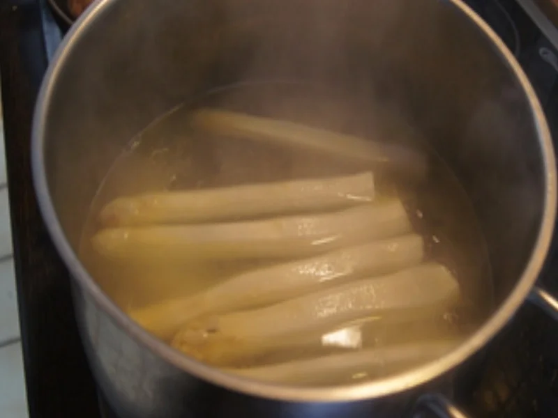 Paprika-Rindfleisch-Buletten mit Spargel und Kartoffeln - Rezept - Bild Nr. 17333