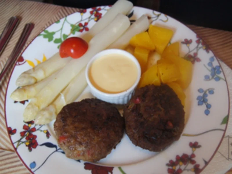 Paprika-Rindfleisch-Buletten mit Spargel und Kartoffeln - Rezept - Bild Nr. 17336