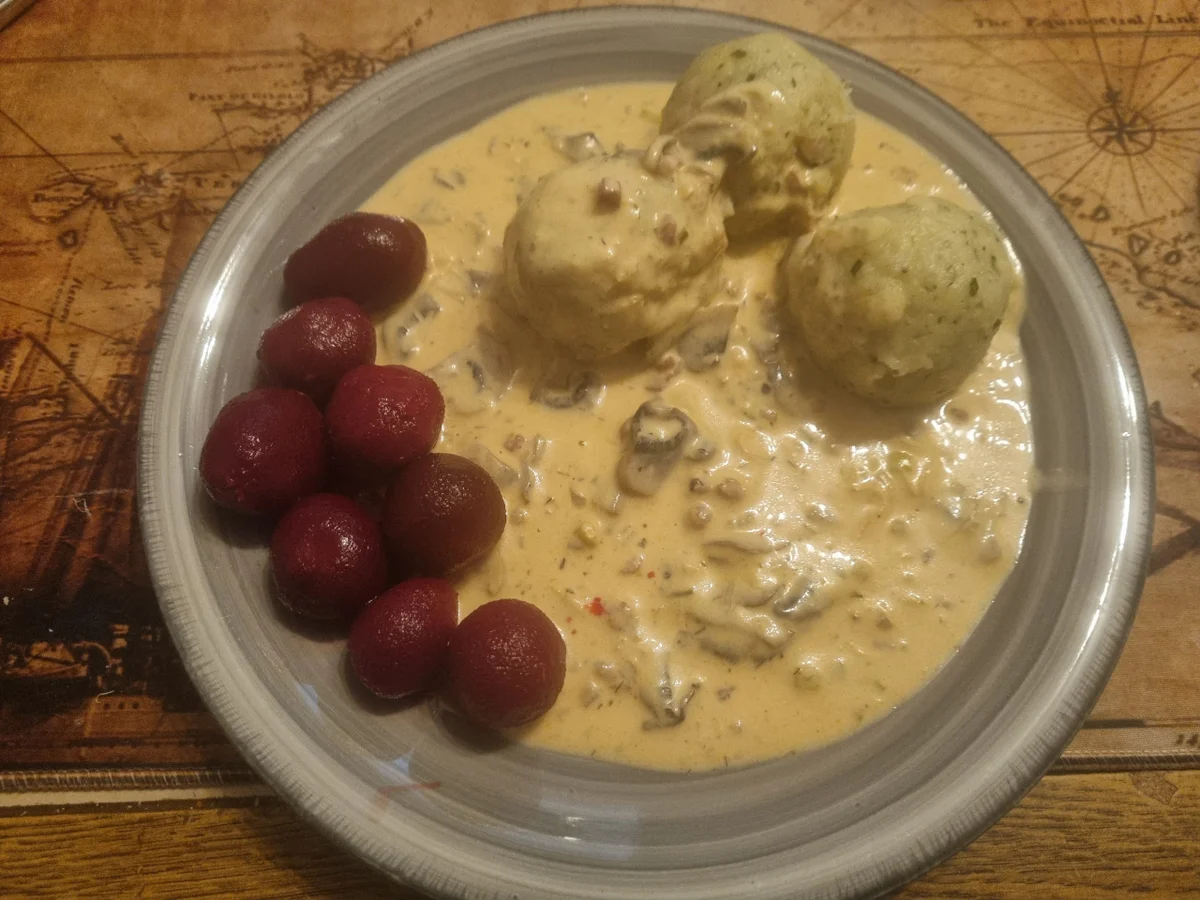 Kräuter-Kartoffelklöße mit einer Pilzsoße - Rezept - Bild Nr. 17331