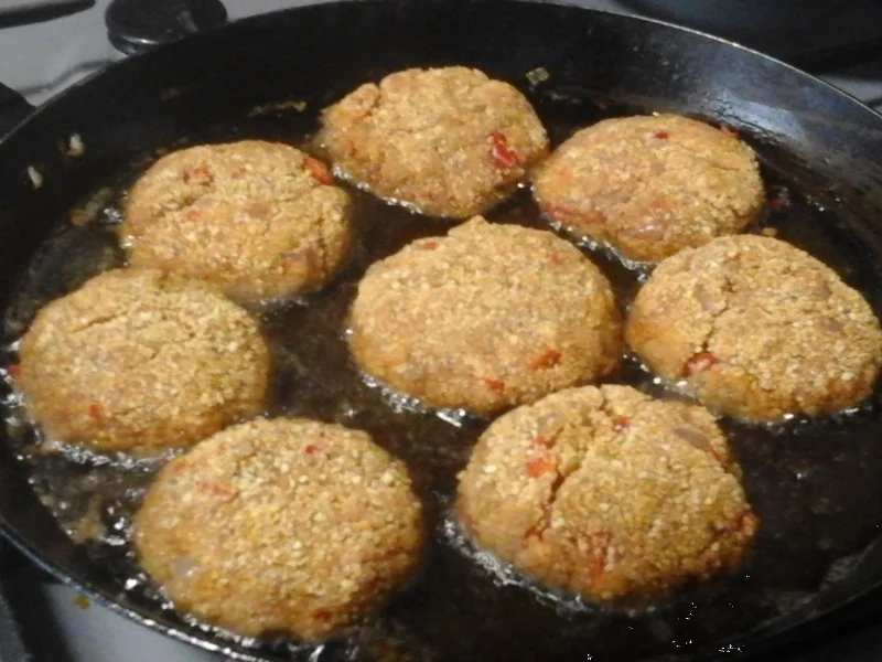 Rezept: Herzhafte Buletten mit Champignon-Rahmsauce, Butter-Möhren-Sticks und Drillingen Bild Nr. 17335 Herzhafte Buletten mit Champignon-Rahmsauce, Butter-Möhren-Sticks und Drillingen - Rezept - Bild Nr. 17335