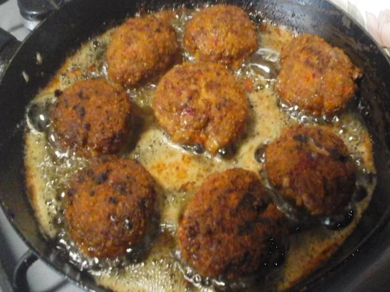 Rezept: Herzhafte Buletten mit Champignon-Rahmsauce, Butter-Möhren-Sticks und Drillingen Bild Nr. 17336 Herzhafte Buletten mit Champignon-Rahmsauce, Butter-Möhren-Sticks und Drillingen - Rezept - Bild Nr. 17336