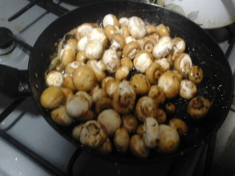 Rezept: Herzhafte Buletten mit Champignon-Rahmsauce, Butter-Möhren-Sticks und Drillingen Bild Nr. 17339 Herzhafte Buletten mit Champignon-Rahmsauce, Butter-Möhren-Sticks und Drillingen - Rezept - Bild Nr. 17339