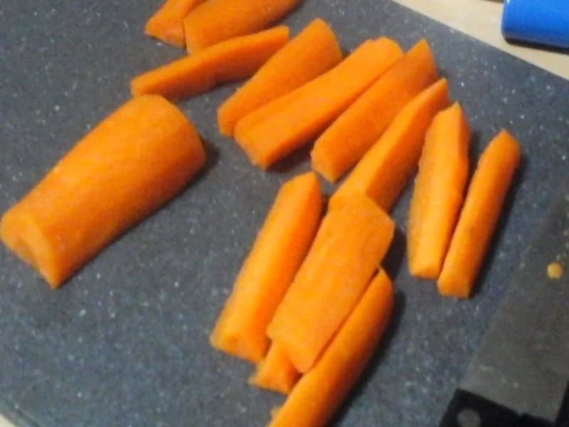 Rezept: Herzhafte Buletten mit Champignon-Rahmsauce, Butter-Möhren-Sticks und Drillingen Bild Nr. 17342 Herzhafte Buletten mit Champignon-Rahmsauce, Butter-Möhren-Sticks und Drillingen - Rezept - Bild Nr. 17342