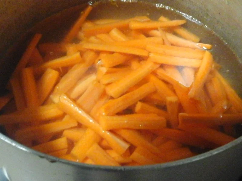 Rezept: Herzhafte Buletten mit Champignon-Rahmsauce, Butter-Möhren-Sticks und Drillingen Bild Nr. 17343 Herzhafte Buletten mit Champignon-Rahmsauce, Butter-Möhren-Sticks und Drillingen - Rezept - Bild Nr. 17343