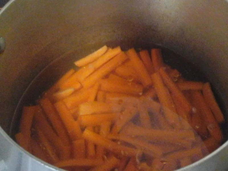 Rezept: Herzhafte Buletten mit Champignon-Rahmsauce, Butter-Möhren-Sticks und Drillingen Bild Nr. 17344 Herzhafte Buletten mit Champignon-Rahmsauce, Butter-Möhren-Sticks und Drillingen - Rezept - Bild Nr. 17344