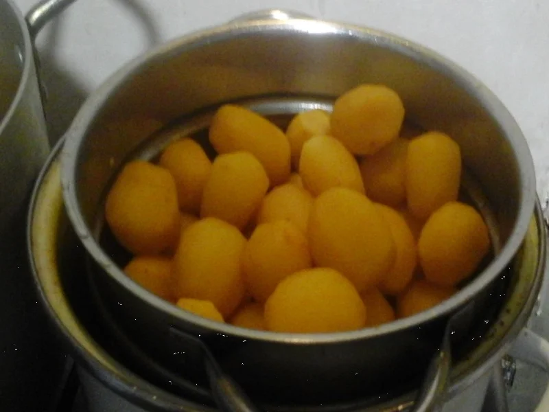 Rezept: Herzhafte Buletten mit Champignon-Rahmsauce, Butter-Möhren-Sticks und Drillingen Bild Nr. 17345 Herzhafte Buletten mit Champignon-Rahmsauce, Butter-Möhren-Sticks und Drillingen - Rezept - Bild Nr. 17345