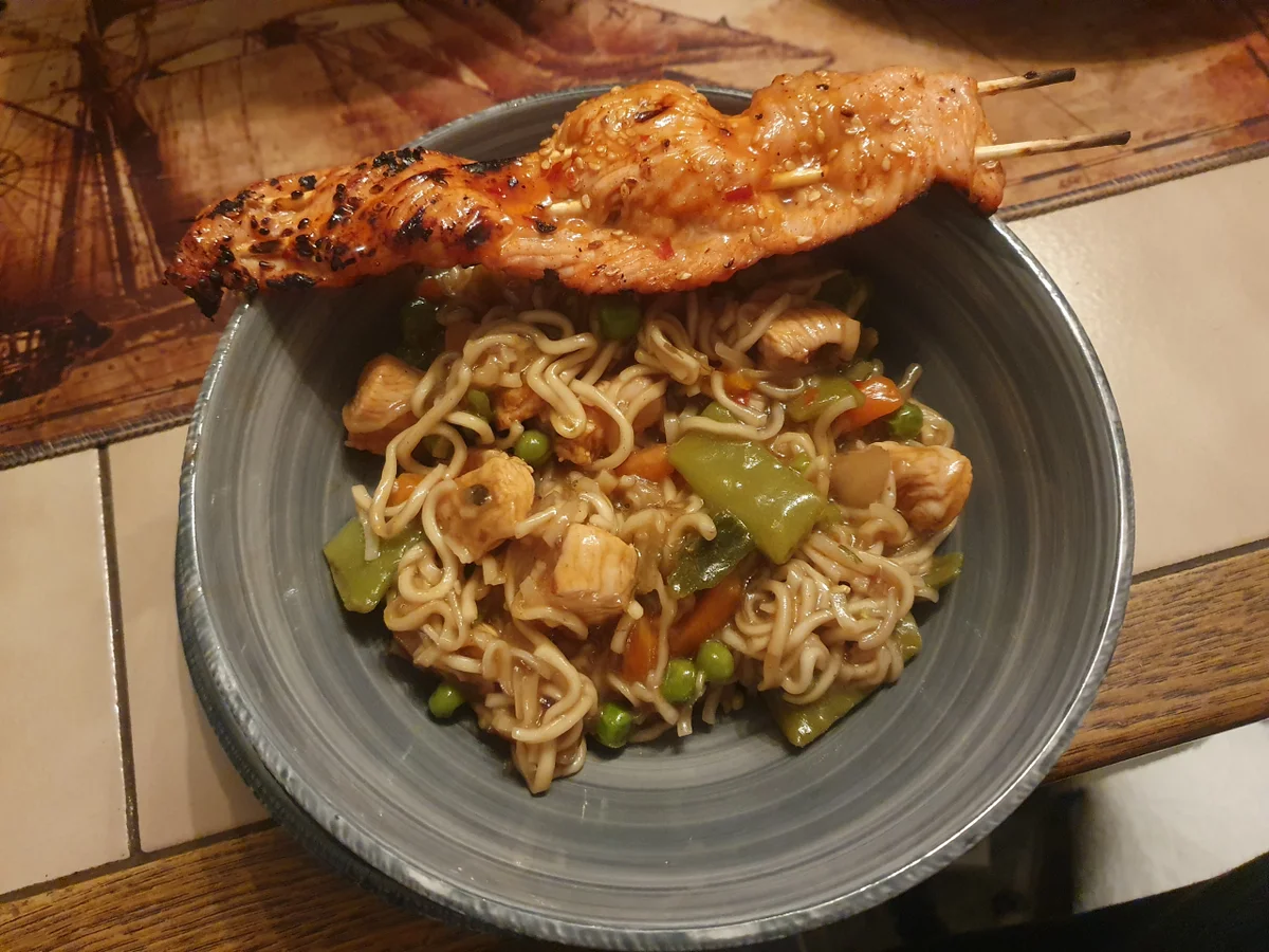Wokgemüse mit Nudeln und Satespieße - Rezept - Bild Nr. 17330