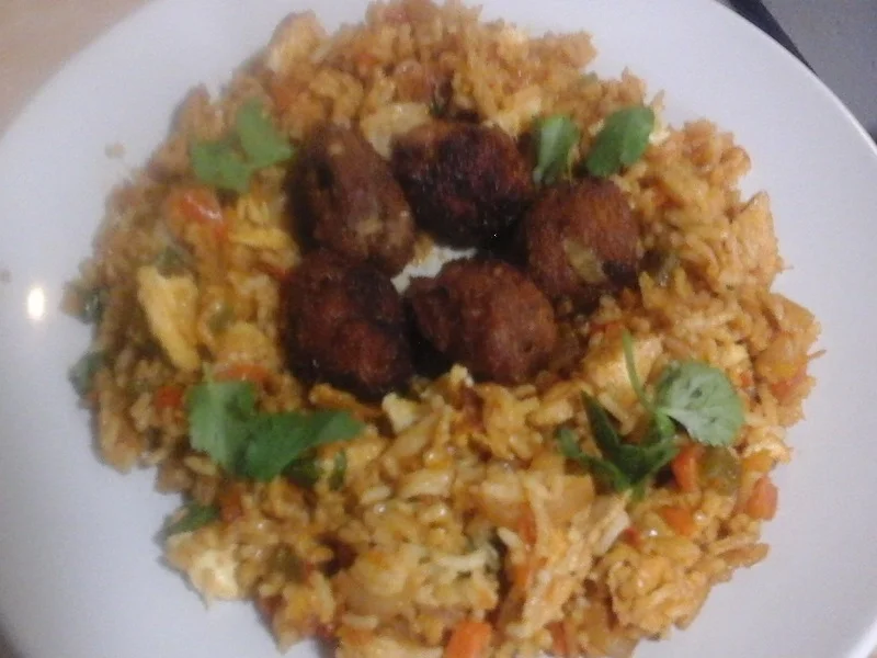 Birani mit Basmatireis, Hähnchenbrustfilet, Gemüsemix, Ei und Mettbällchen - Rezept - Bild Nr. 17328