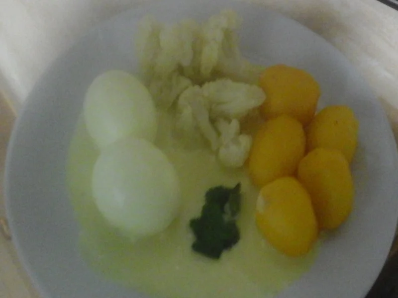 Gekochte Eier in Senfsauce, Butter-Blumenkohl und gelben Drillingen - Rezept - Bild Nr. 2