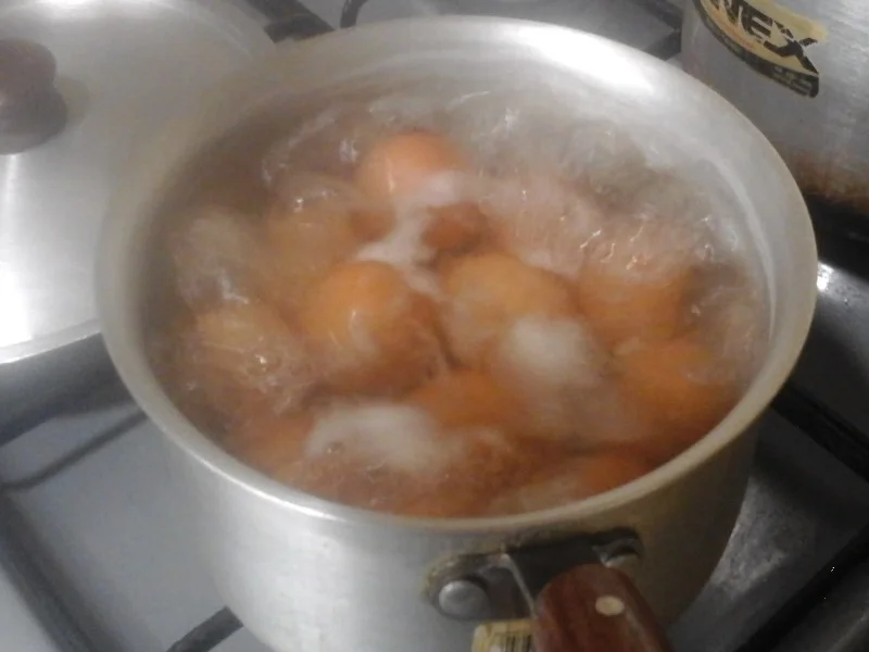 Gekochte Eier in Senfsauce, Butter-Blumenkohl und gelben Drillingen - Rezept - Bild Nr. 4