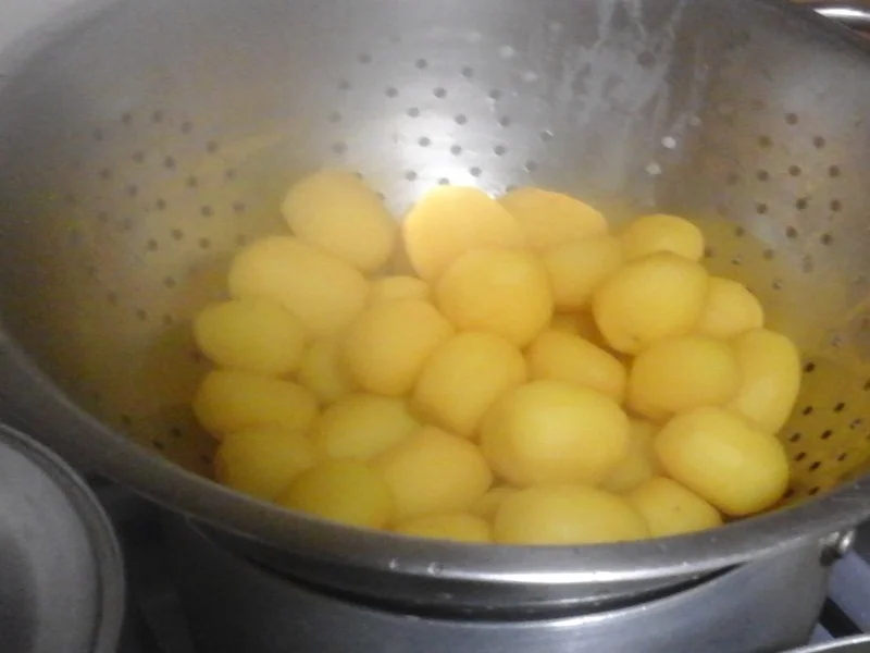 Gekochte Eier in Senfsauce, Butter-Blumenkohl und gelben Drillingen - Rezept - Bild Nr. 9