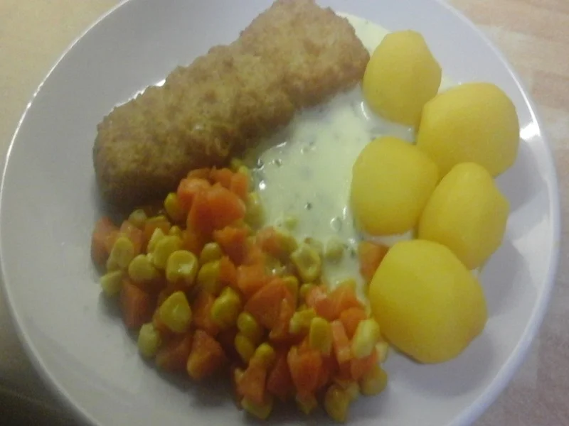 Paniertes Schellfisch-Filet mit Koriander-Rahm-Sauce, Butter-Möhren-Mais-Gemüse und gelben - Rezept - Bild Nr. 17328